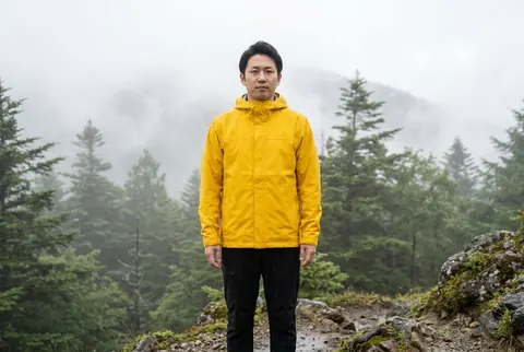 明黃衝鋒衣徒步旅行